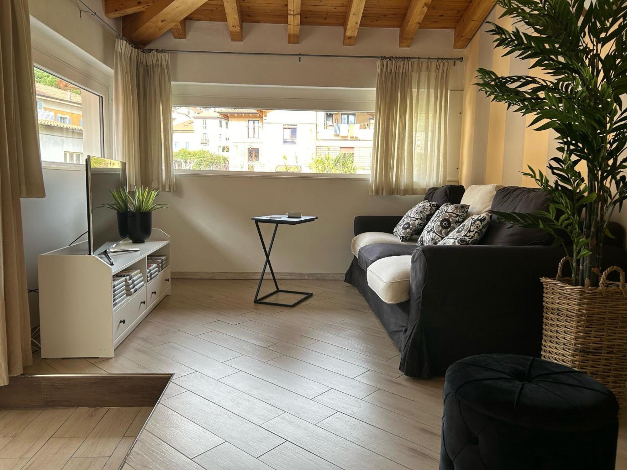Menaggio Down Town Apartment Luaran gambar