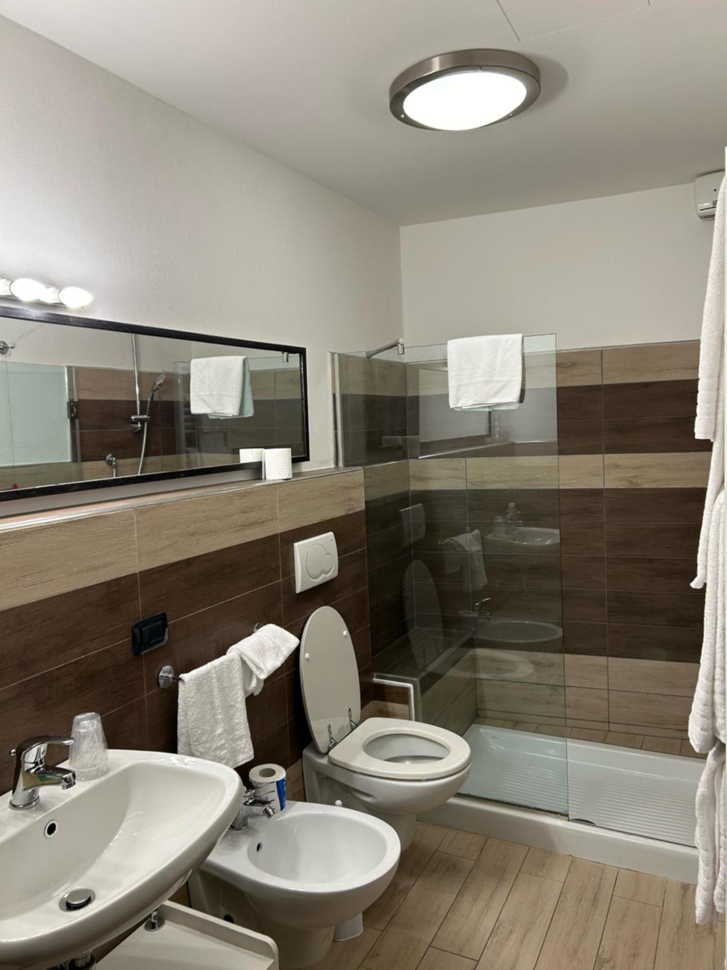 Menaggio Down Town Apartment Luaran gambar